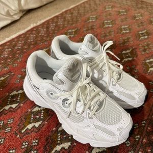 Brand New Adidas Women’s Astir size 7.5